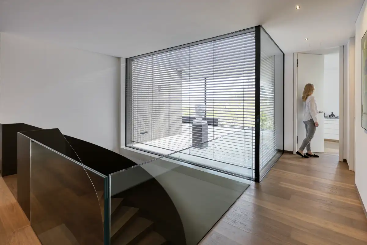 Außenjalousien für das Fenster Festverglastes Fenster mit Außenjalousien