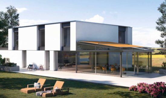 Modernes Wohnhaus mit Wintergarten und Liegen im Garten